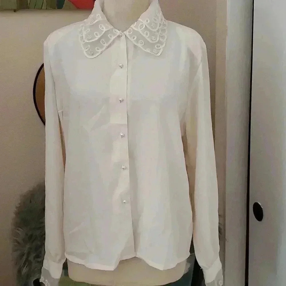 Beautiful blouse-vintage w/pearl accents